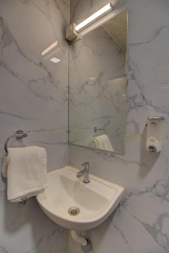 hotel new sky palace residency near international airport