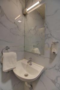 hotel new sky palace residency near international airport