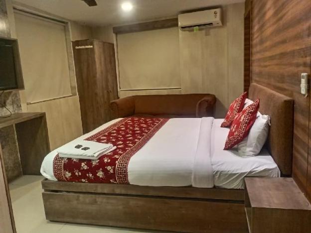 hotel new sky palace residency near international airport