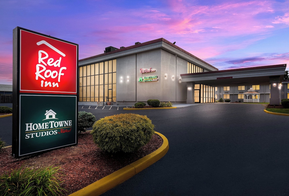 hometowne studios by red roof painted post