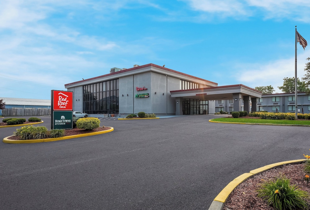 hometowne studios by red roof painted post