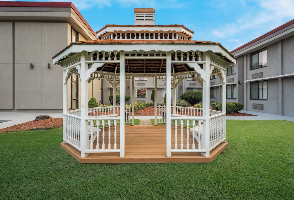 hometowne studios by red roof painted post