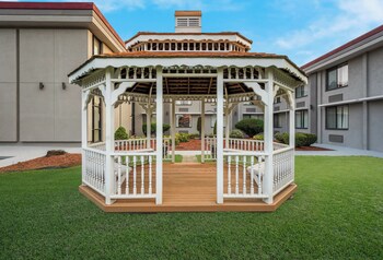 hometowne studios by red roof painted post