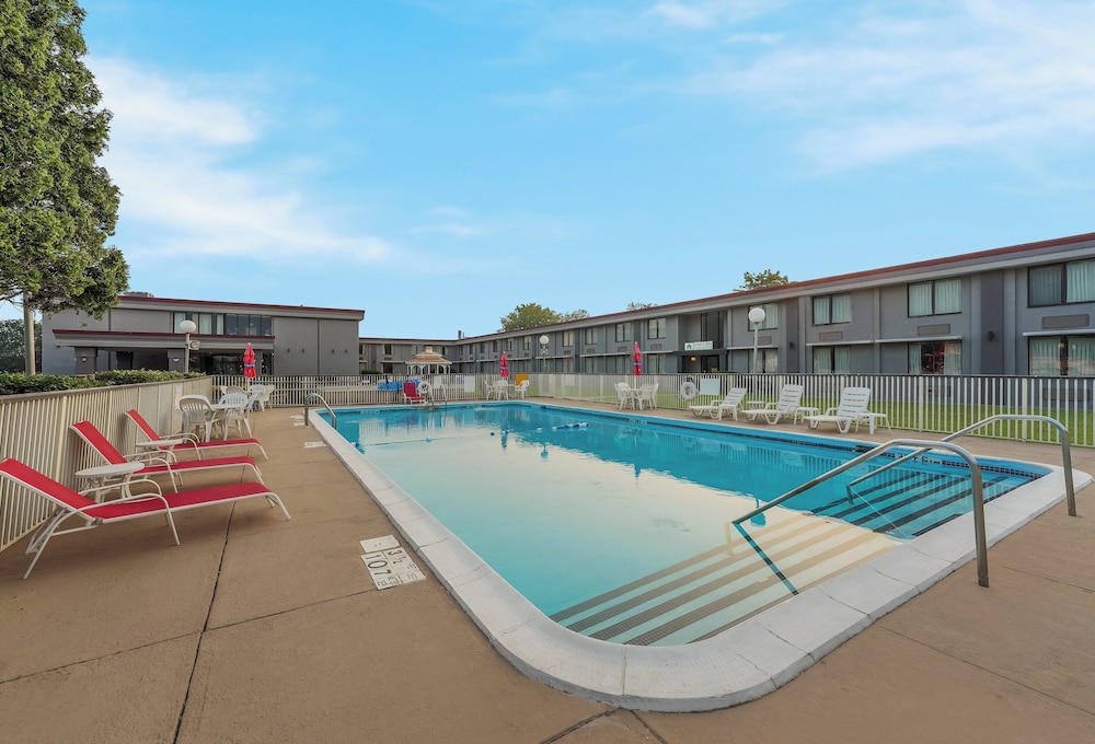 hometowne studios by red roof painted post