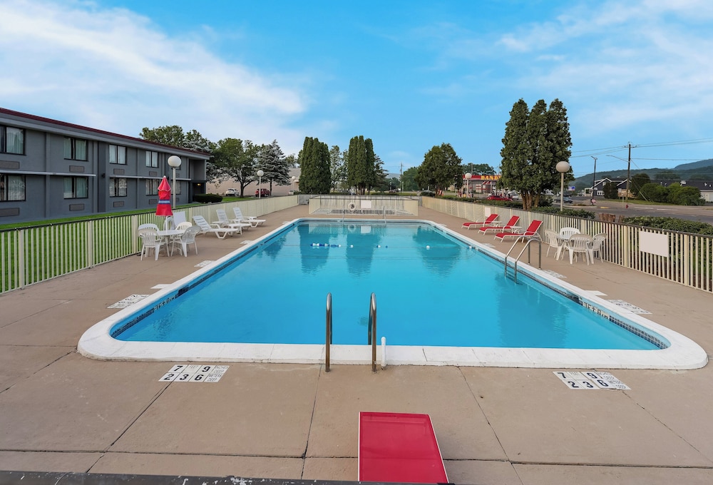 hometowne studios by red roof painted post