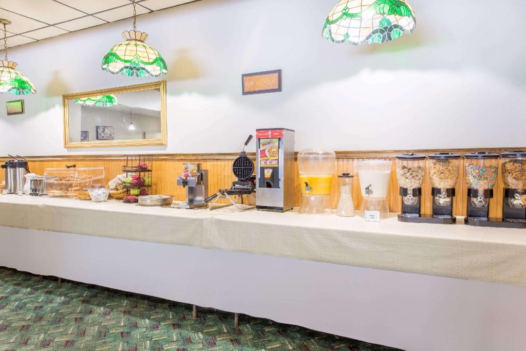 hometowne studios by red roof painted post