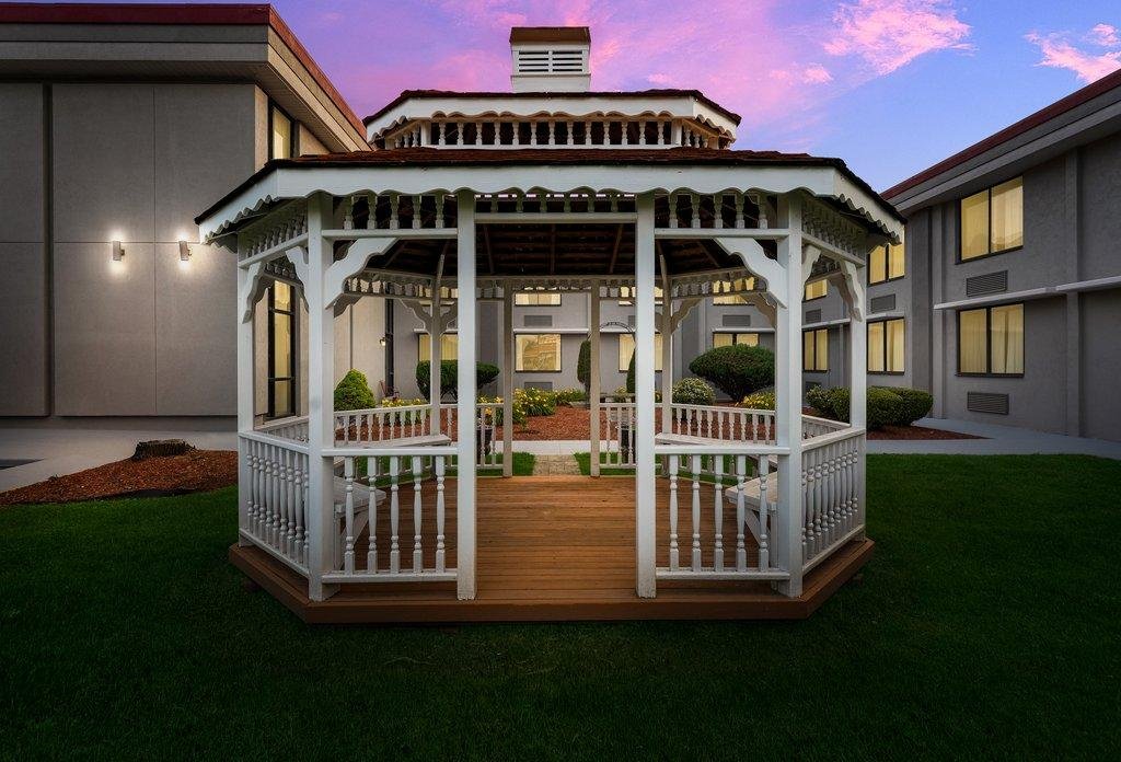 hometowne studios by red roof painted post