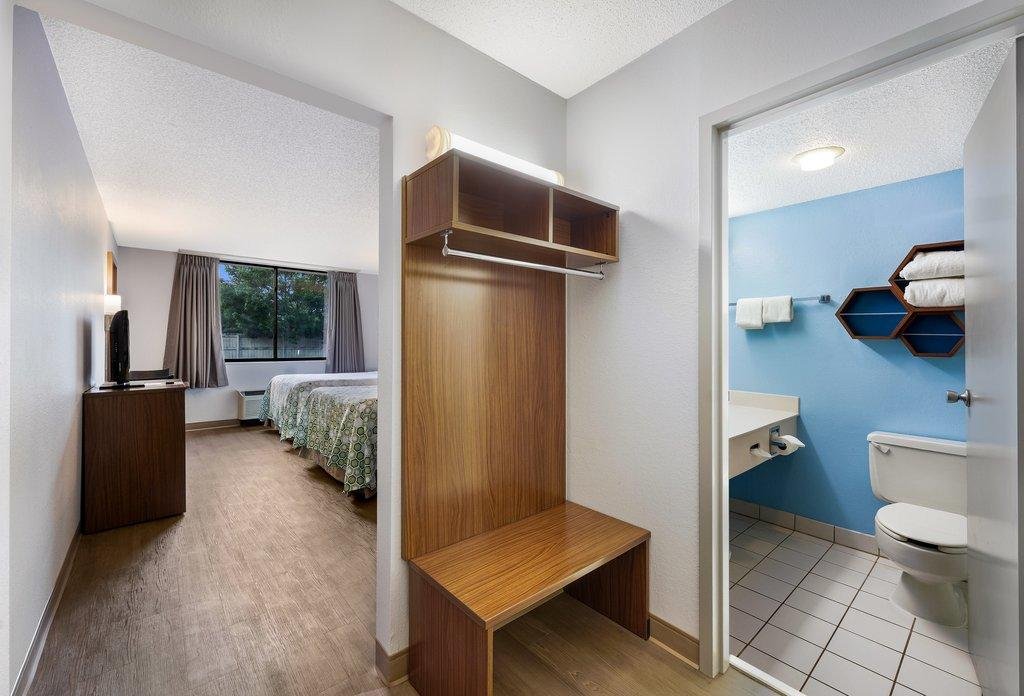 Hometowne Studios By Red Roof Painted Post,Gang Mills>>Erwin,2 star