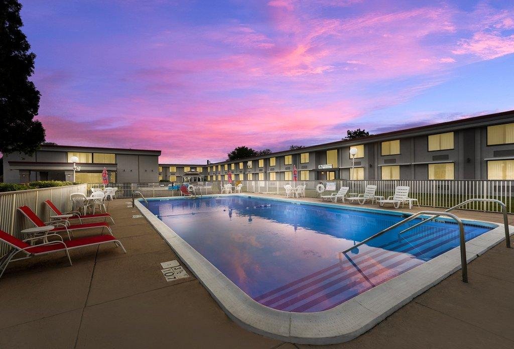 Hometowne Studios By Red Roof Painted Post,Gang Mills>>Erwin,2 star