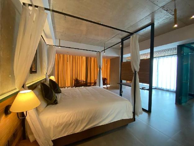 check inn phnom penh royal palace