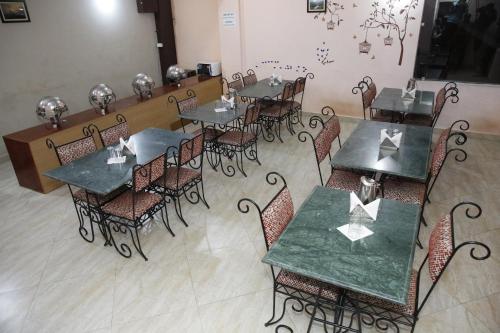 hotel avlokan near kainchi dham mandir