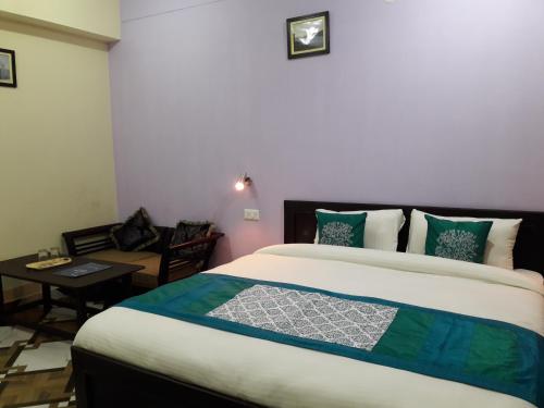 hotel avlokan near kainchi dham mandir