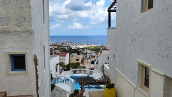 studio quiet and peaceful and very relaxing with kitchen shared pool and ac