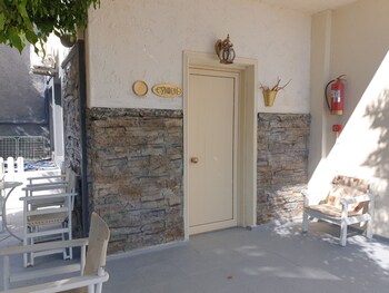 studio quiet and peaceful and very relaxing with kitchen shared pool and ac