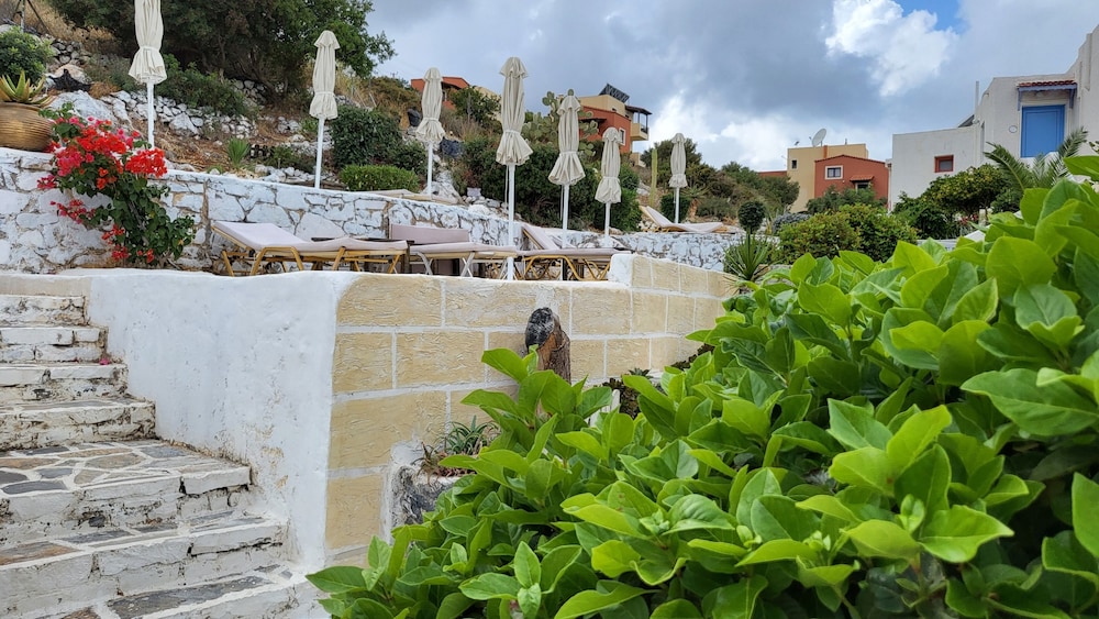 studio quiet and peaceful and very relaxing with kitchen shared pool and ac