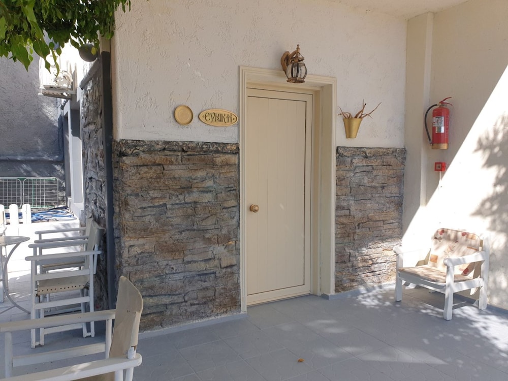 studio quiet and peaceful and very relaxing with kitchen shared pool and ac