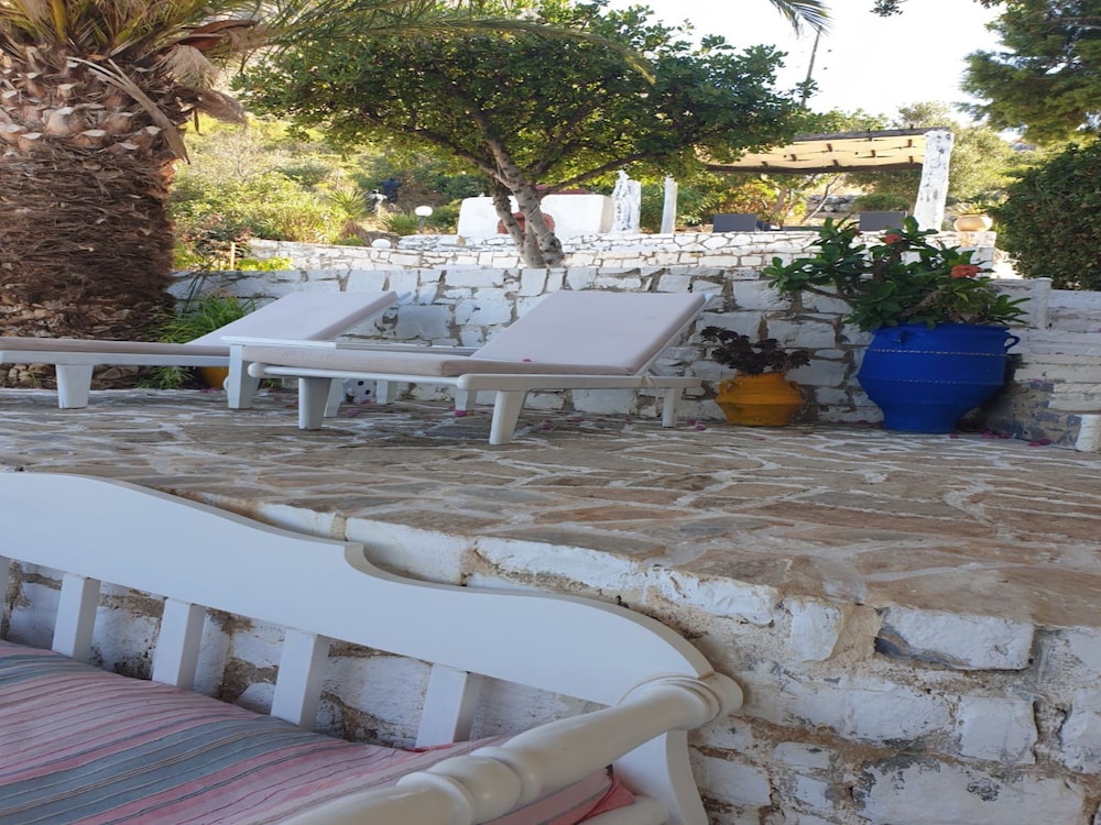 studio quiet and peaceful and very relaxing with kitchen shared pool and ac