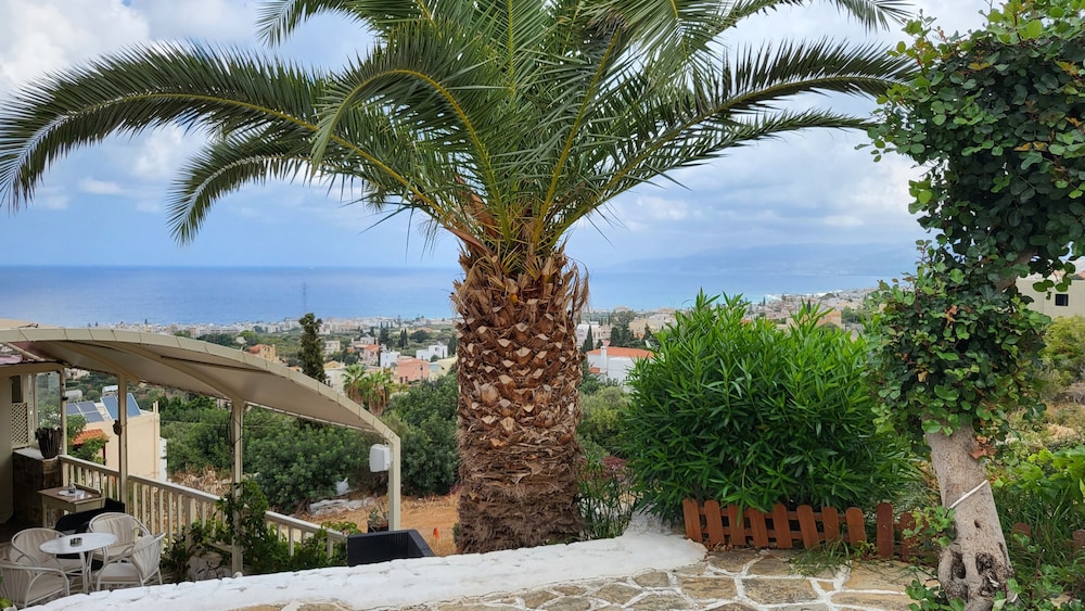 studio quiet and peaceful and very relaxing with kitchen shared pool and ac