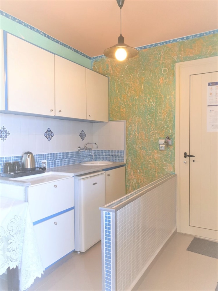 studio quiet and peaceful and very relaxing with kitchen shared pool and ac