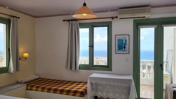 studio quiet and peaceful and very relaxing with kitchen shared pool and ac