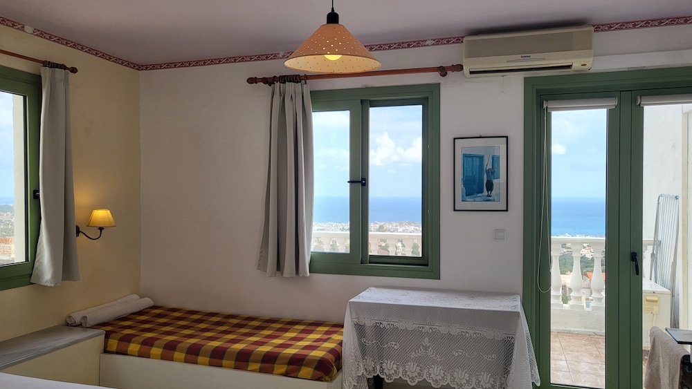 studio quiet and peaceful and very relaxing with kitchen shared pool and ac