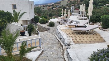 studio quiet and peaceful and very relaxing with kitchen shared pool and ac