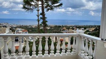 studio quiet and peaceful and very relaxing with kitchen shared pool and ac
