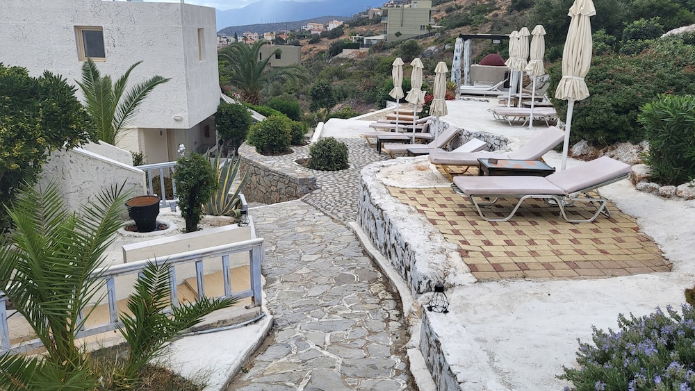 studio quiet and peaceful and very relaxing with kitchen shared pool and ac