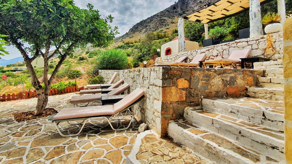 studio quiet and peaceful and very relaxing with kitchen shared pool and ac