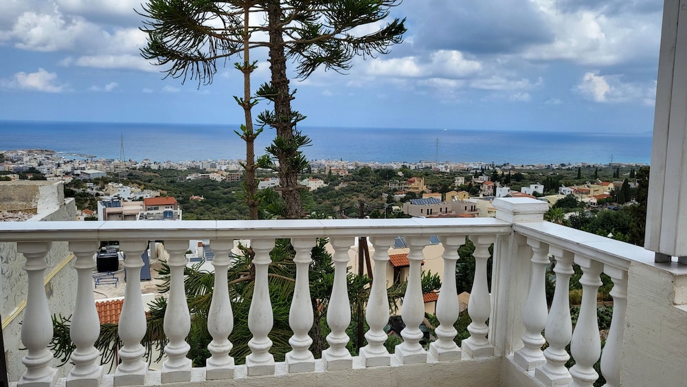 studio quiet and peaceful and very relaxing with kitchen shared pool and ac