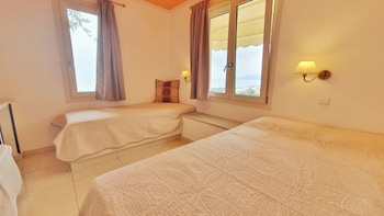studio quiet and peaceful and very relaxing with kitchen shared pool and ac