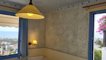 studio quiet and peaceful and very relaxing with kitchen shared pool and ac