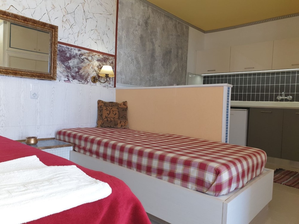 studio quiet and peaceful and very relaxing with kitchen shared pool and ac