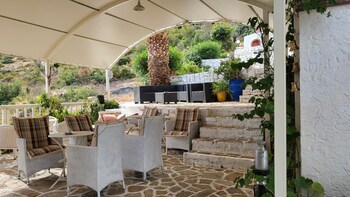 studio quiet and peaceful and very relaxing with kitchen shared pool and ac