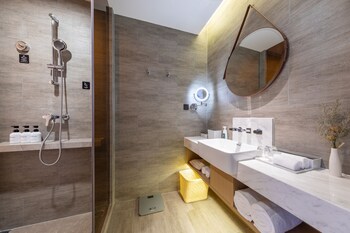 atour hotel jiangxia metro station