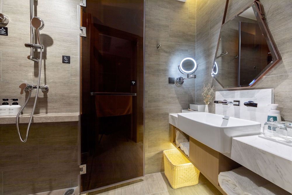 atour hotel jiangxia metro station