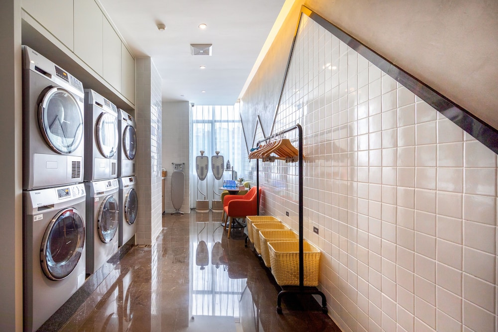 atour hotel jiangxia metro station