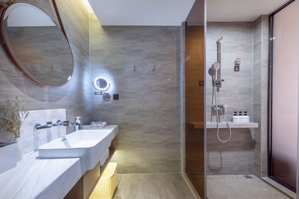 atour hotel jiangxia metro station