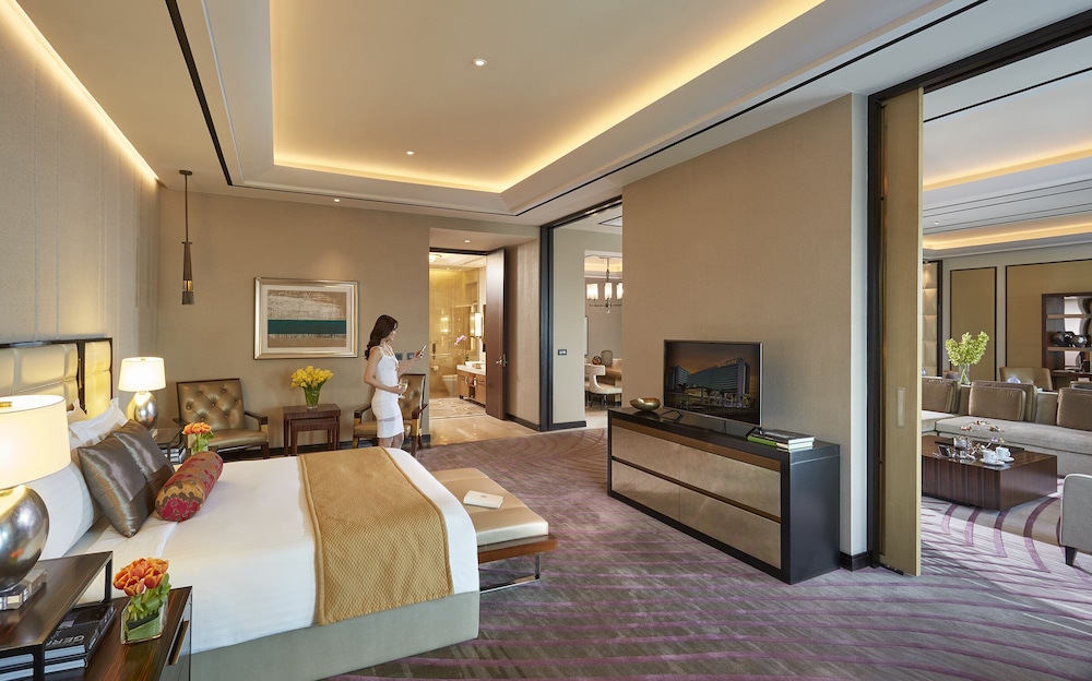 solaire resort entertainment city