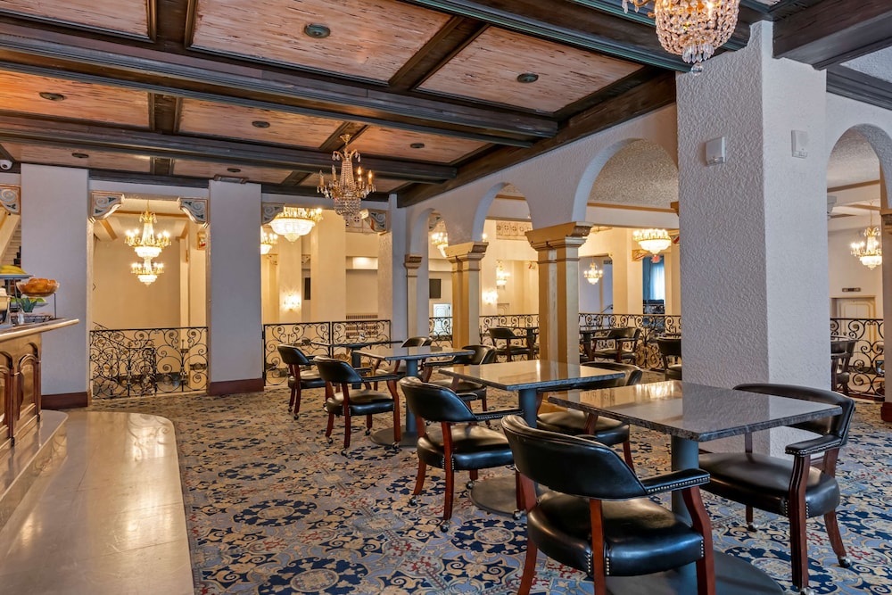 hotel flor tampa downtown tapestry collection by hilton