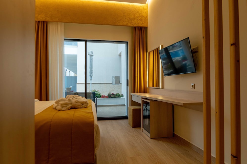 mirror hotel