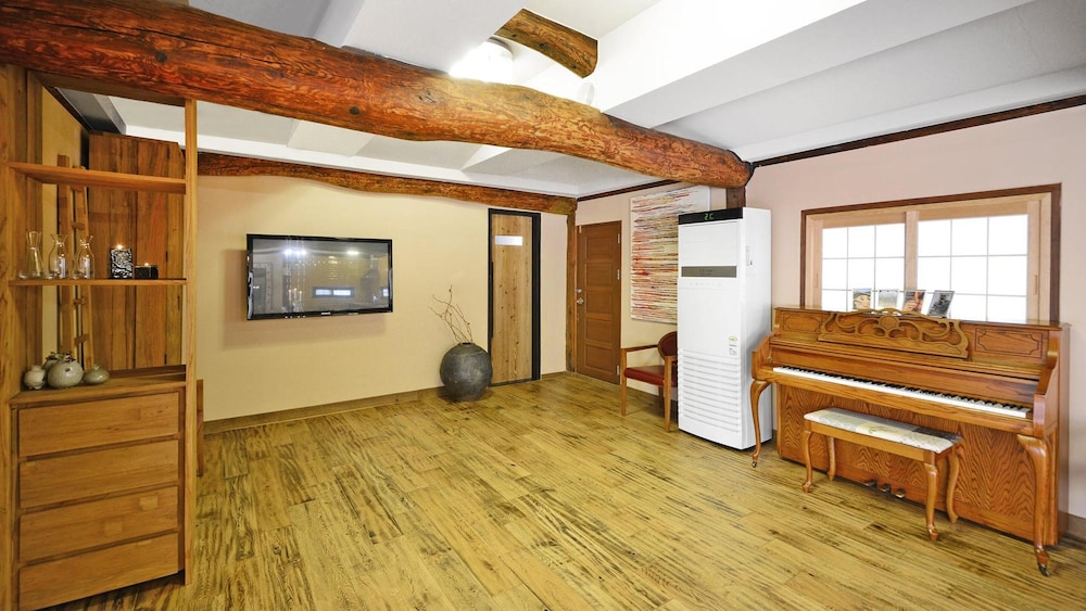 gyeongju hanokstay hangbokhanzip