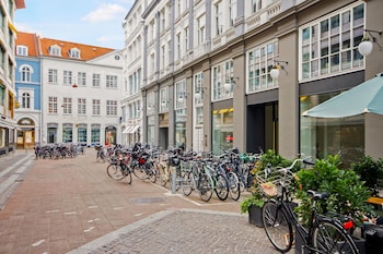 sanders regent chic 3 bdr apt w balcony