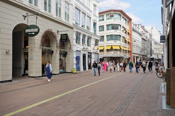 sanders regent chic 3 bdr apt w balcony