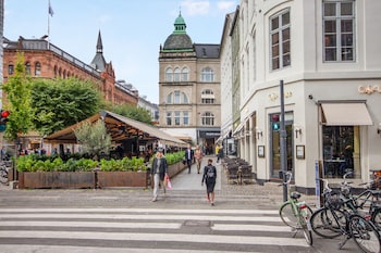 sanders regent chic 3 bdr apt w balcony