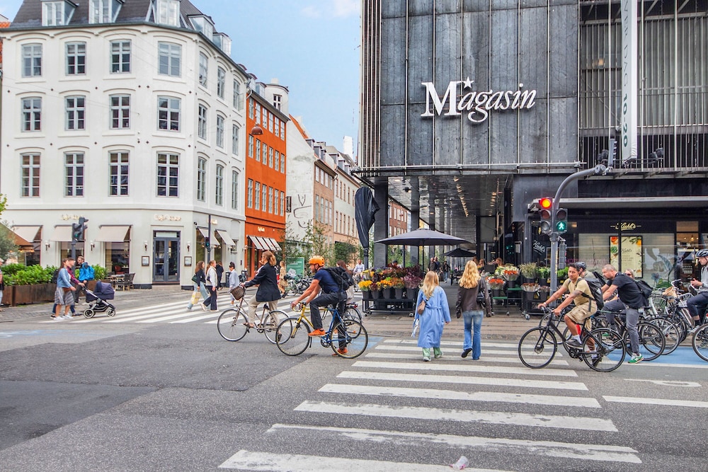 sanders regent chic 3 bdr apt w balcony