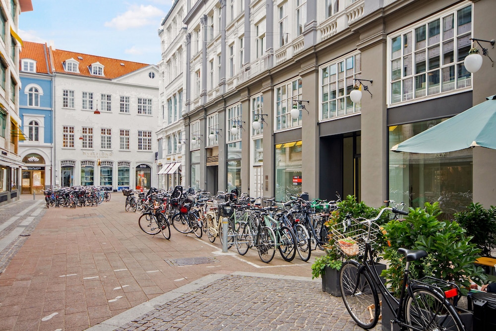 sanders regent chic 3 bdr apt w balcony