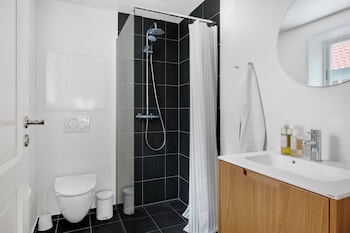 sanders regent chic 3 bdr apt w balcony