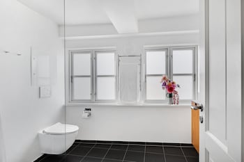 sanders regent chic 3 bdr apt w balcony