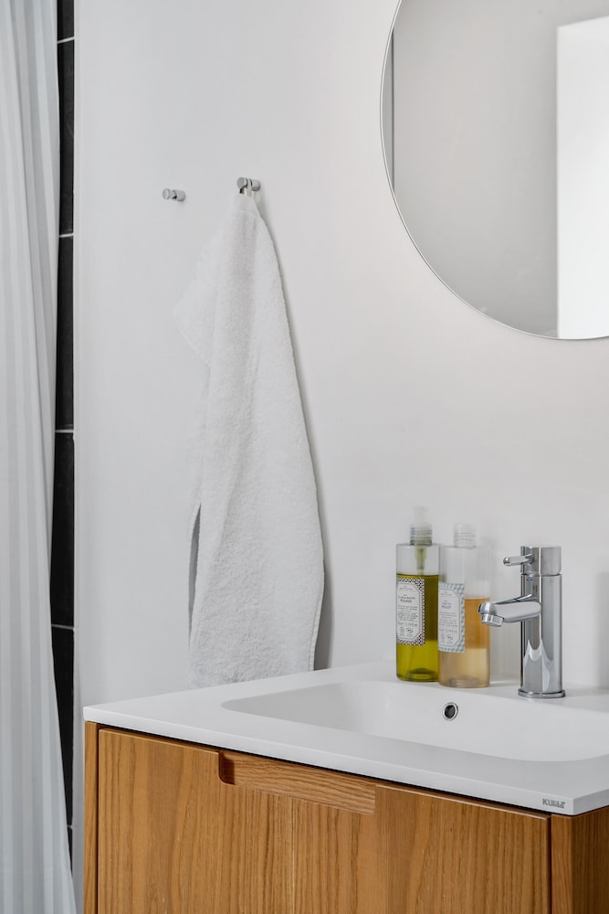 sanders regent chic 3 bdr apt w balcony